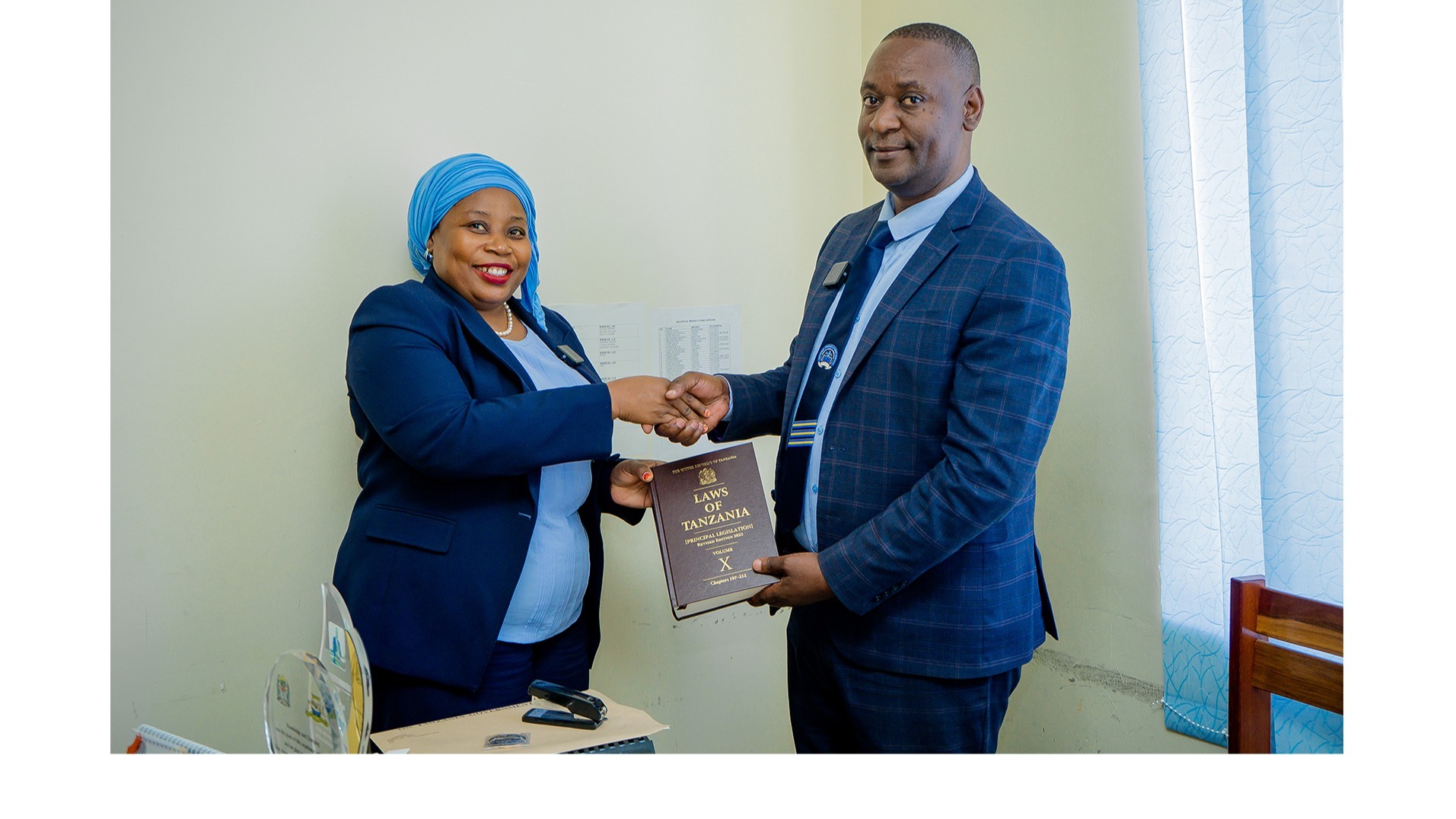 OFISI YA MWANDISHI MKUU WA SHERIA YAKABIDHI JUZUU ZA TOLEO LA UREKEBU LA MWAKA 2023